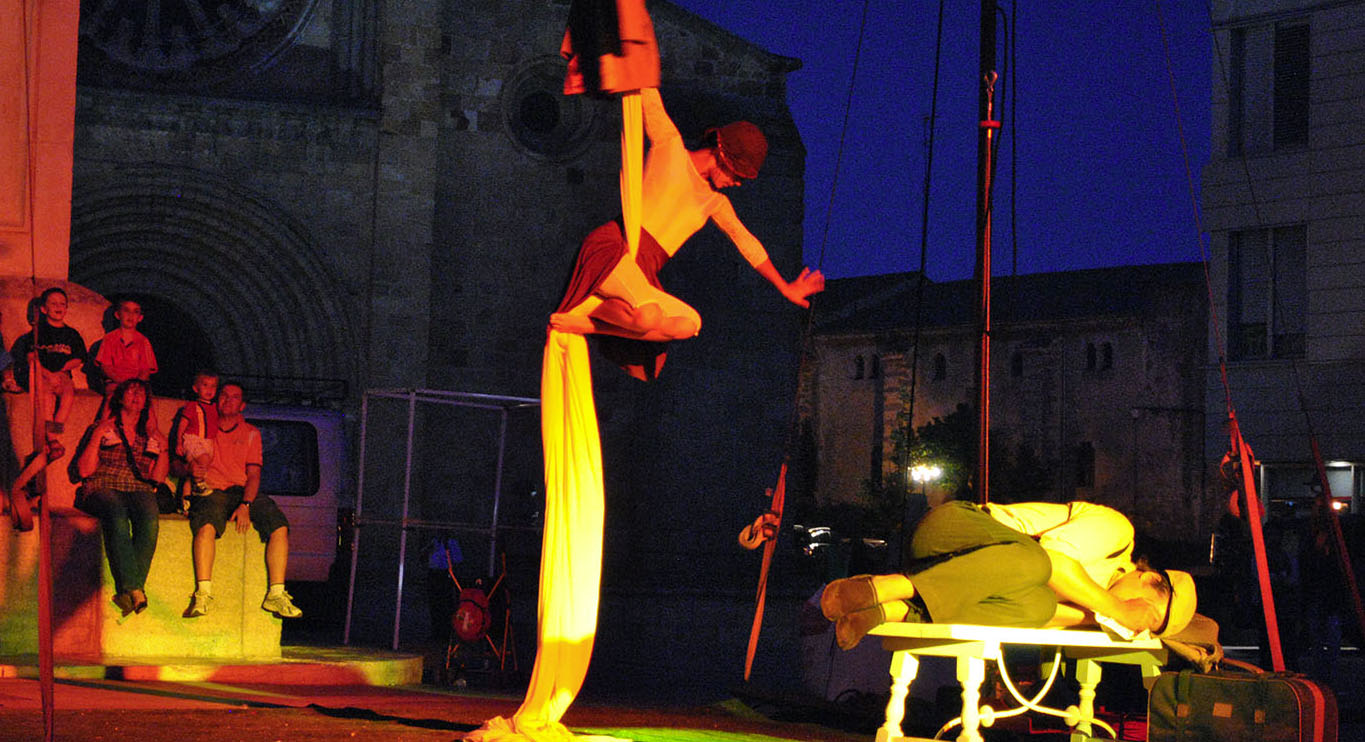 ALAS CIRCO TEATRO - desafiando las leyes de la gravedad y explorando las infinitas posibilidades del circo.